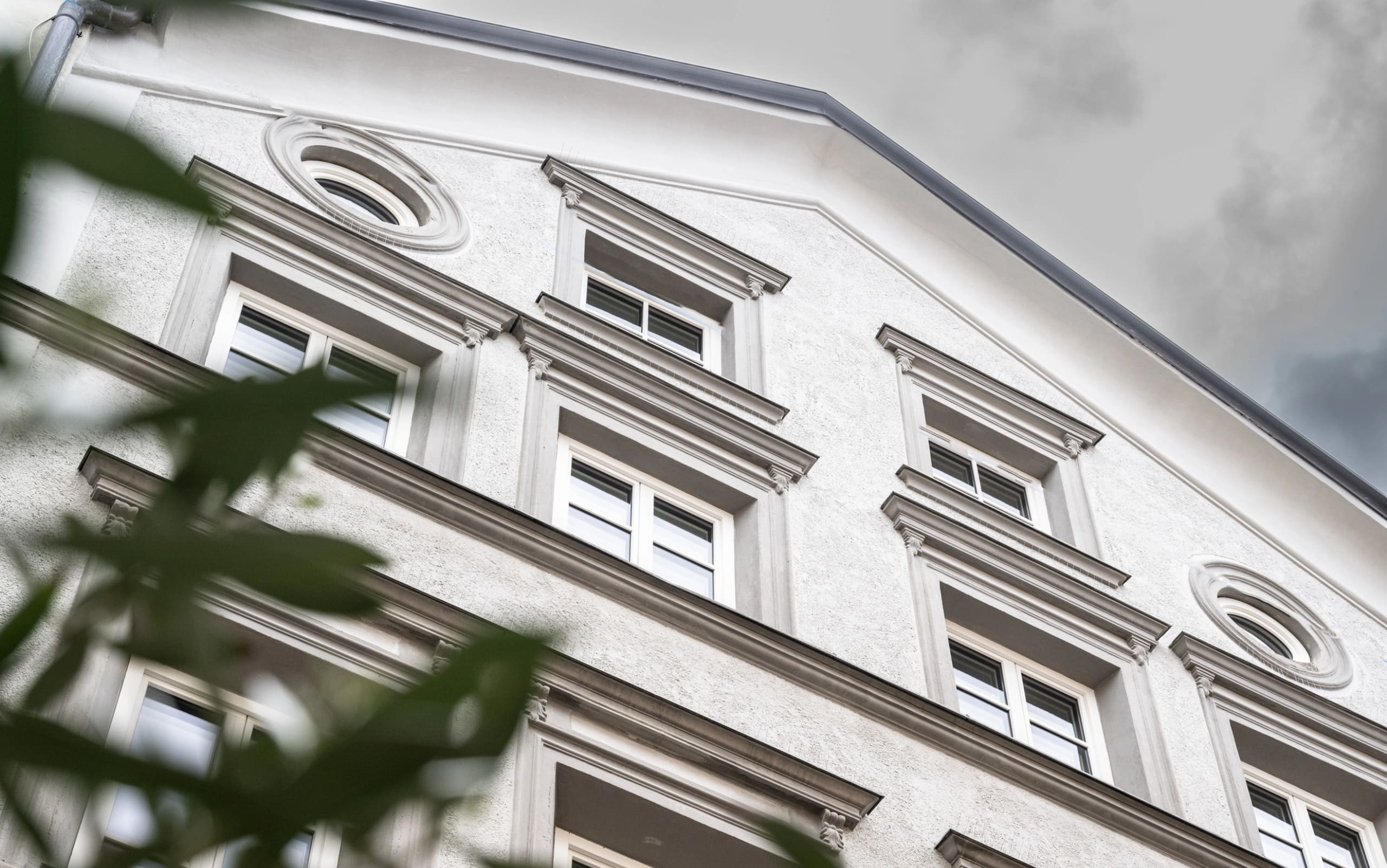 Wohnen, Arbeiten und Entspannen in Wohlfühlatmosphäre. Die zentrale Lage, die leistungsstarke Internetverbindung und ein großer Arbeitsplatz bieten ein angenehmes Umfeld für Business-Reisende.